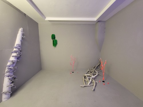 Fluorosphär | 2025 | Papier, Beton, Licht | Größe raumbezogen 