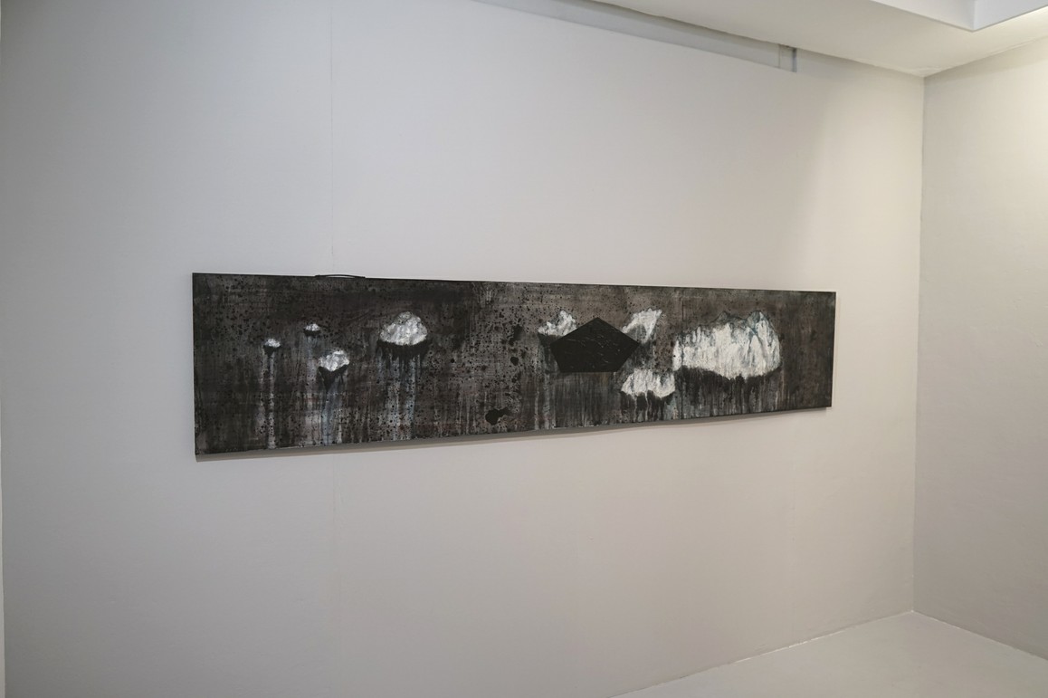 »Das Andere« 2019, Acryl, Lack auf Tapeziertisch, 60 x 300 cm