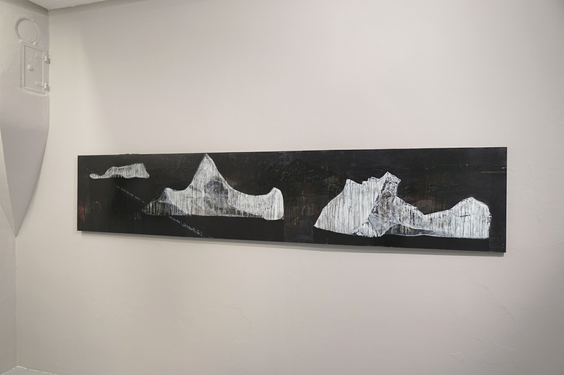 »Schuldfrage« 2019, Acryl, Lack auf Tapeziertisch, 60 x 300 cm