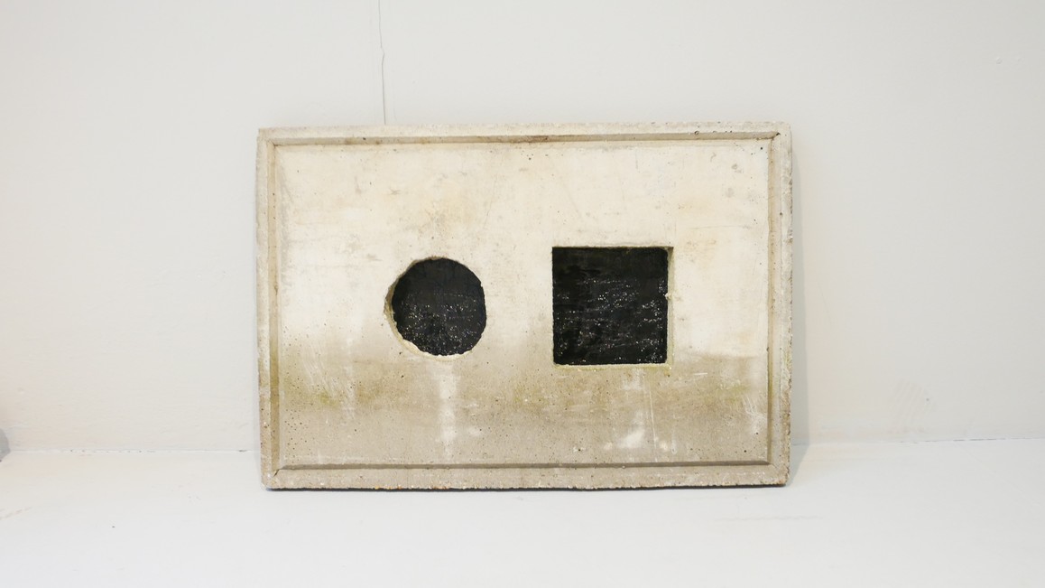 groundplate IV, 2023, Beton, Offsetlack, 61×90×6 cm