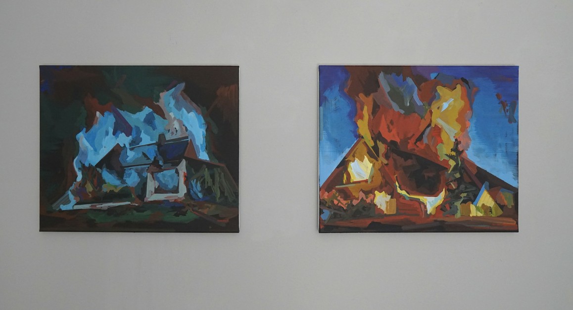 Henning Grießbach / Qualm, 2019, Acryl auf Leinwand, 50 × 60 cm / Gebäude + Tanne, 2019, Acryl auf Leinwand, 50 × 60 cm