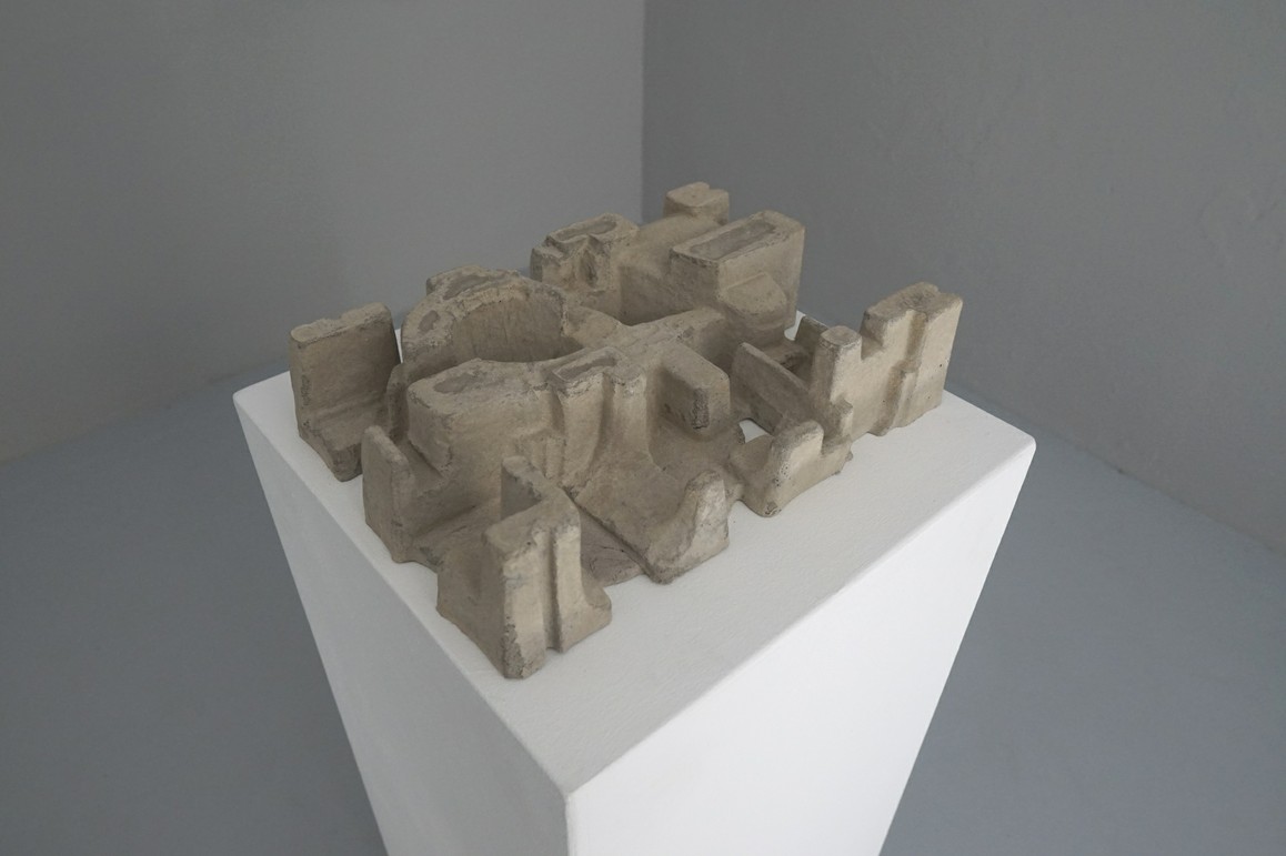 Paul Ahl / Umverpackung 107, 2019, Beton, Pigment, 37 × 25,5 × 9 cm