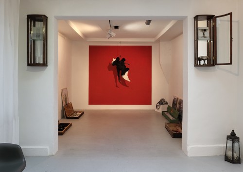 Ausstellungsansicht | Der Gral und Der Schrein, Installation mit Gemälden von Peter Dreher