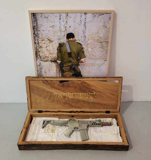 שְׁמַעיִשְׂרָאֵל, Kastenobjekt mit Sturmgewehr und Tallit, 2025