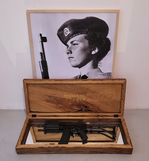 הַגָּלִיל, Kastenobjekt mit Sturmgewehr, 2025