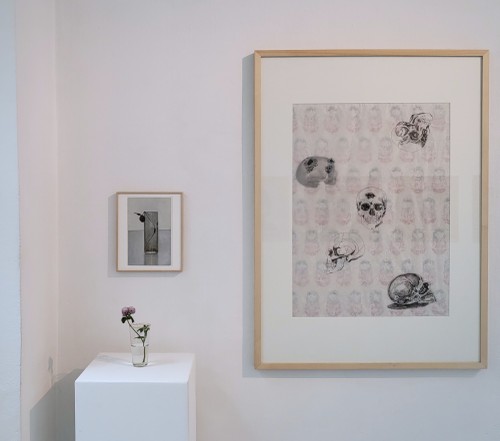 Kleeblume, Installation: Glas mit Kleeblume, Gemälde Peter Dreher | o.T., 100 x 70 cm, Misch/Schichtentechnik, 2015