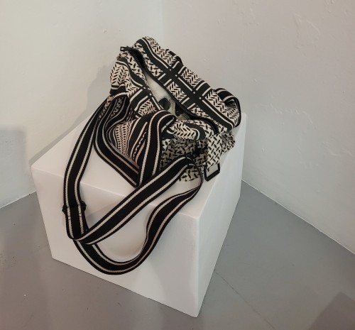 o.T., Tasche (lala ­Berlin), bemalter Schädel, 2025