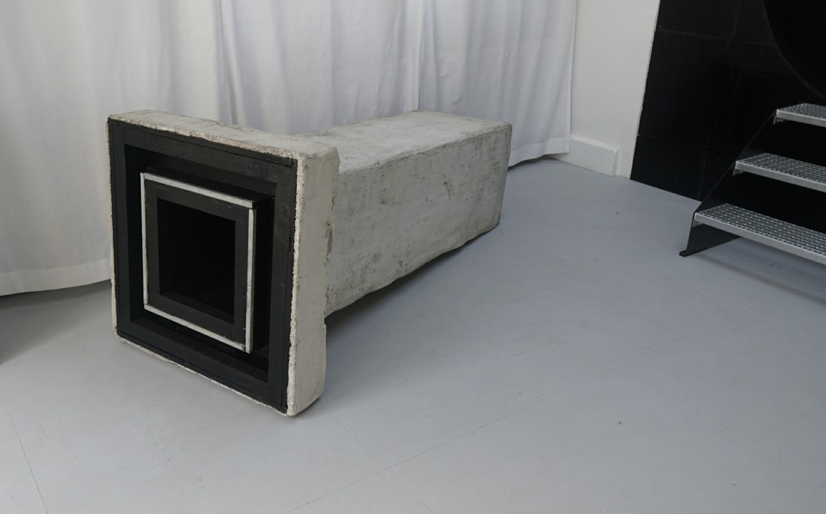 absorb | 2019 Beton, Holz, Lack, Armierung, 89 × 89 × 205 cm