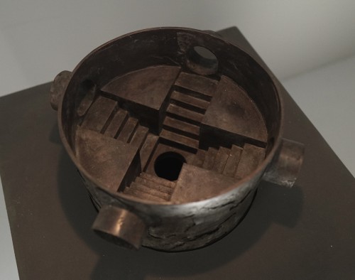 Tunnel | 2021 Bronze, 18 × 32 × 32 cm