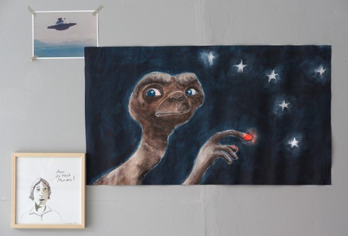 Meike Staats – E.T. / Kohlezeichnung, Acryl auf Papier, 60 x 110 cm, 2016 // »Aber er hasst Mexiko!« / Bleistiftzeichnung auf Papier, Aquarell, Tusche, 30 x 30 cm, 2016 // UFO / Bildschirmfoto Ausdruck, 21 x 29,7 cm, 2016