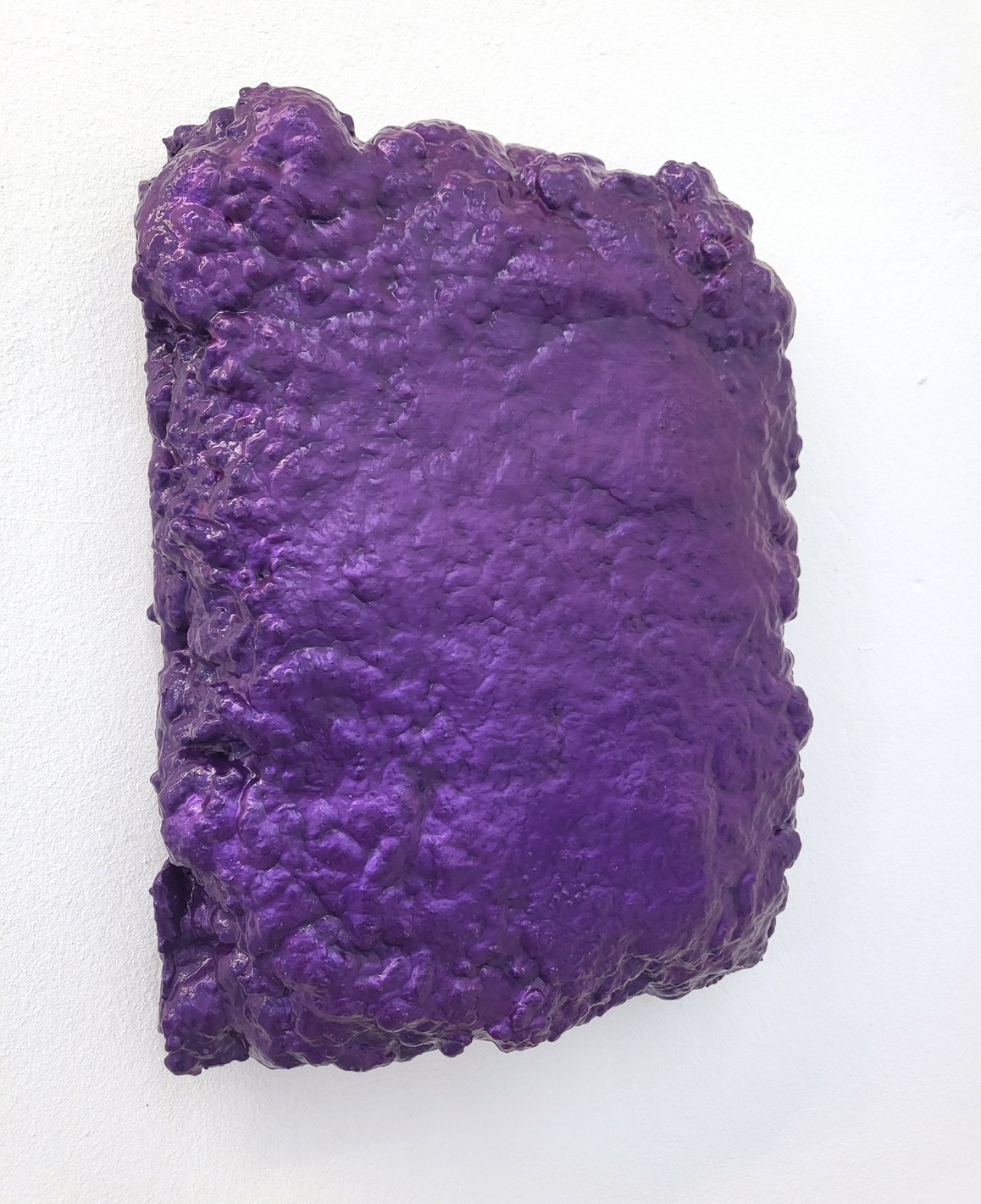 o.T., 2025, Acryl auf Polyurethan, 37 cm x 27 cm x 9,5 cm 