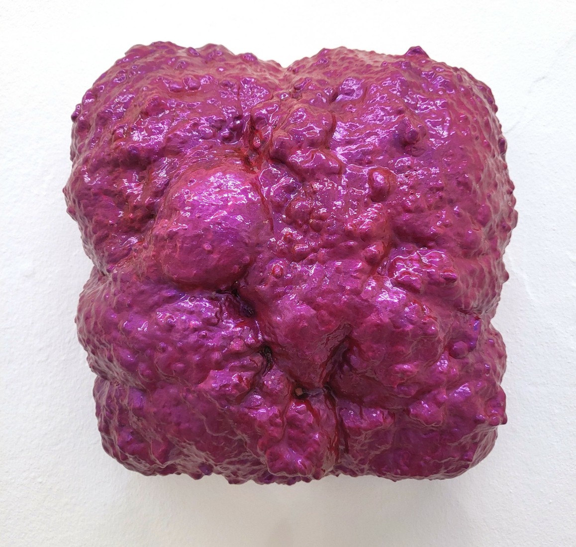 o.T., 2025, Acryl auf Polyurethan, 26 cm x 26 cm x 11,5 cm