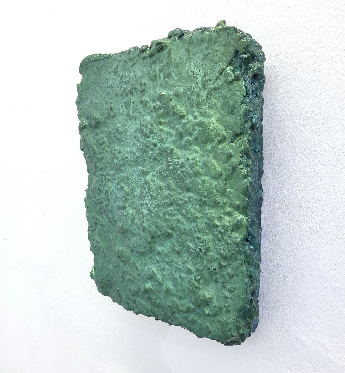 o.T., 2026, Acryl auf Polyurethan, 40,5 cm x 30 cm x 8 cm 