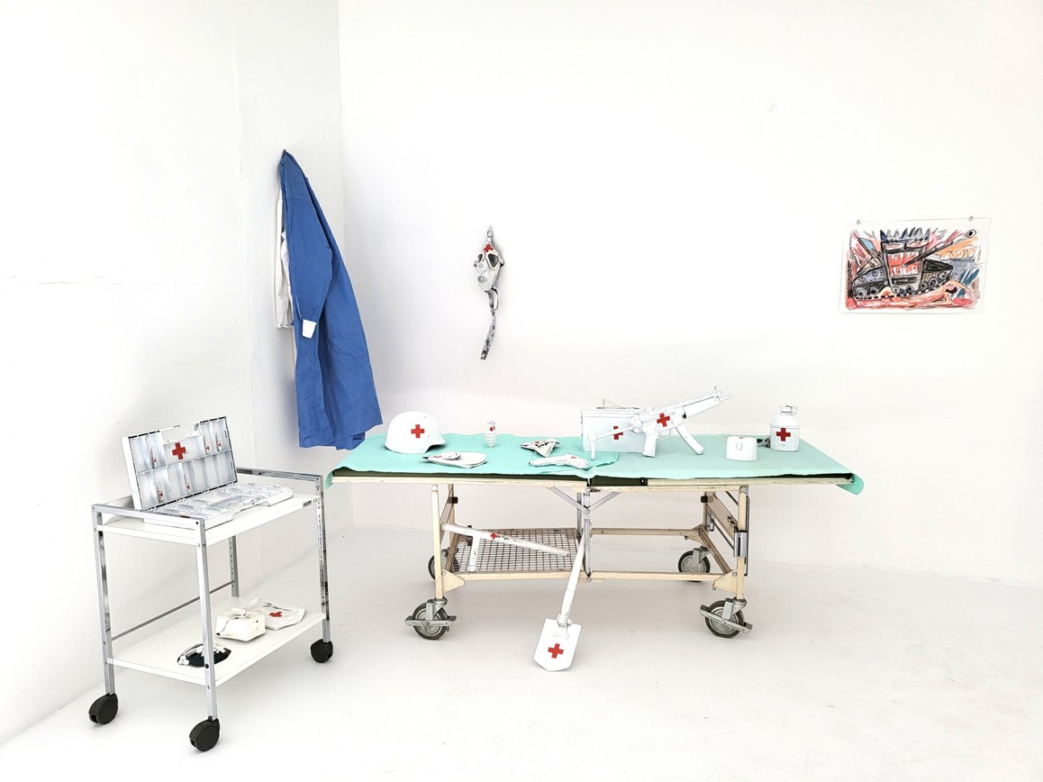 Ausstellungsansicht / Gesundheitswesen, 2004, Installation