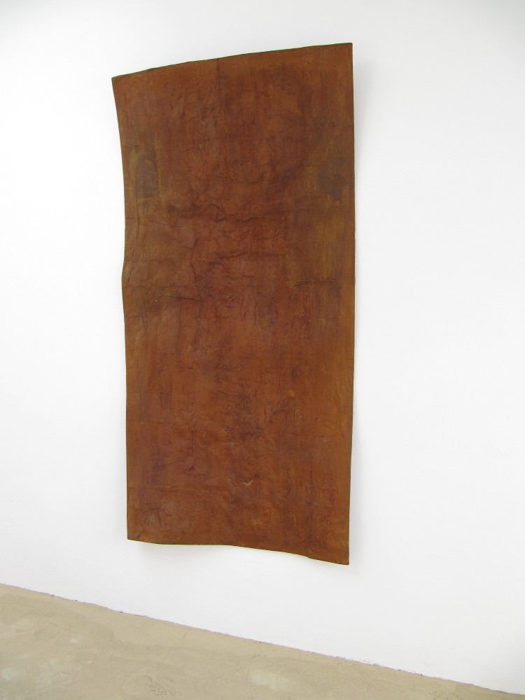 Daniel Kuttner, o.T. 2012, Eisen, Papier, Polystyrol, 200 x 100 x 15 cm