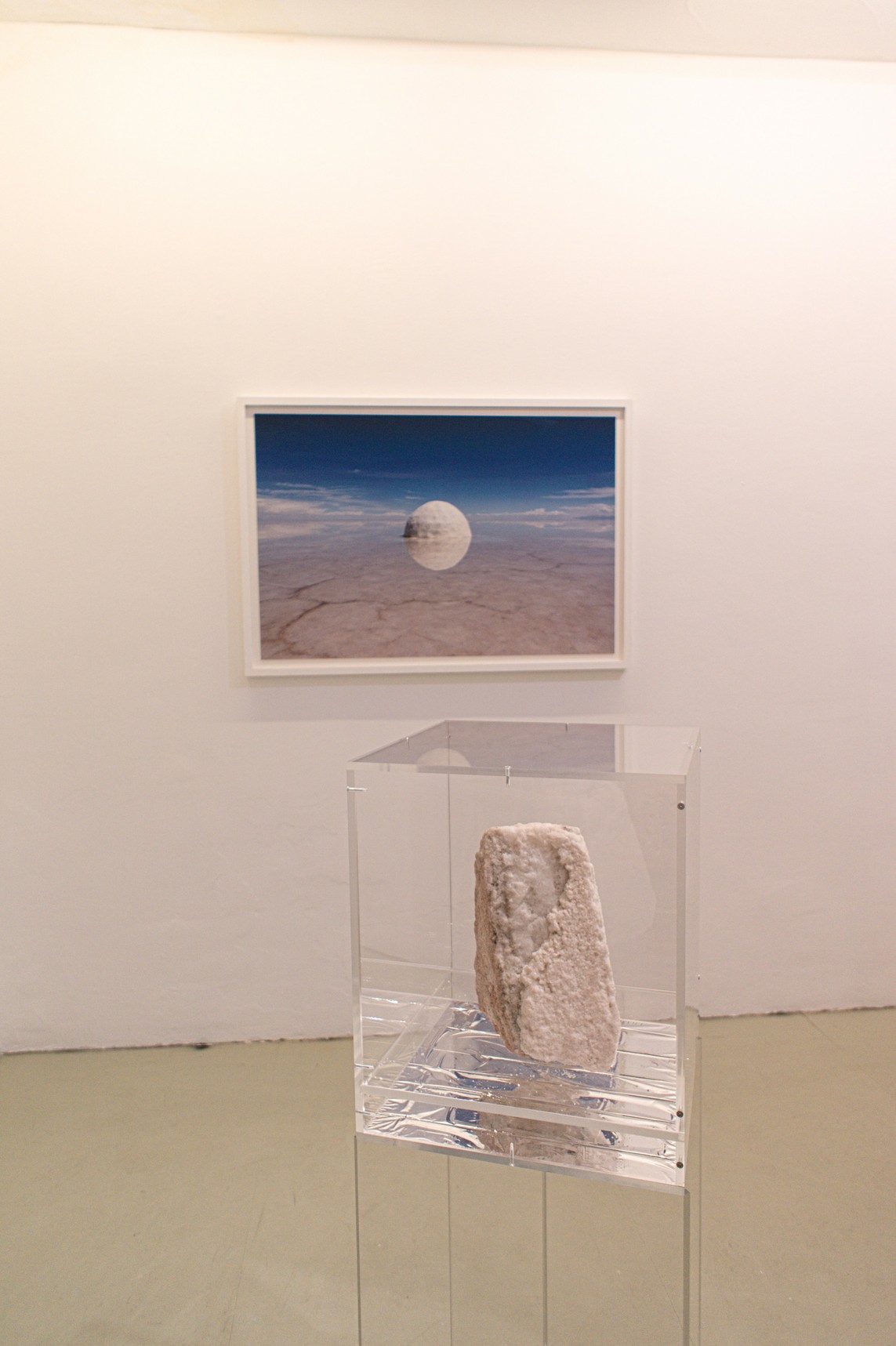 Elina – Pigmentdruck auf Hahnemühle 308g / 87,5 x 126,5 cm / 2015, Fragment of Elina – Salz, Plexiglas, Rettungsdecke / 128 x 40 x 40 cm / 2015