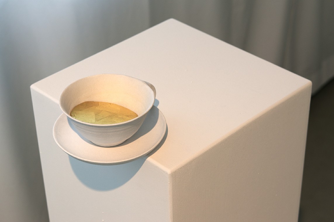 »WYSIWYG (cup of gold)« / Mixed Media, Sockel / 107,0 x 38,0 x 30,0 cm, 2016