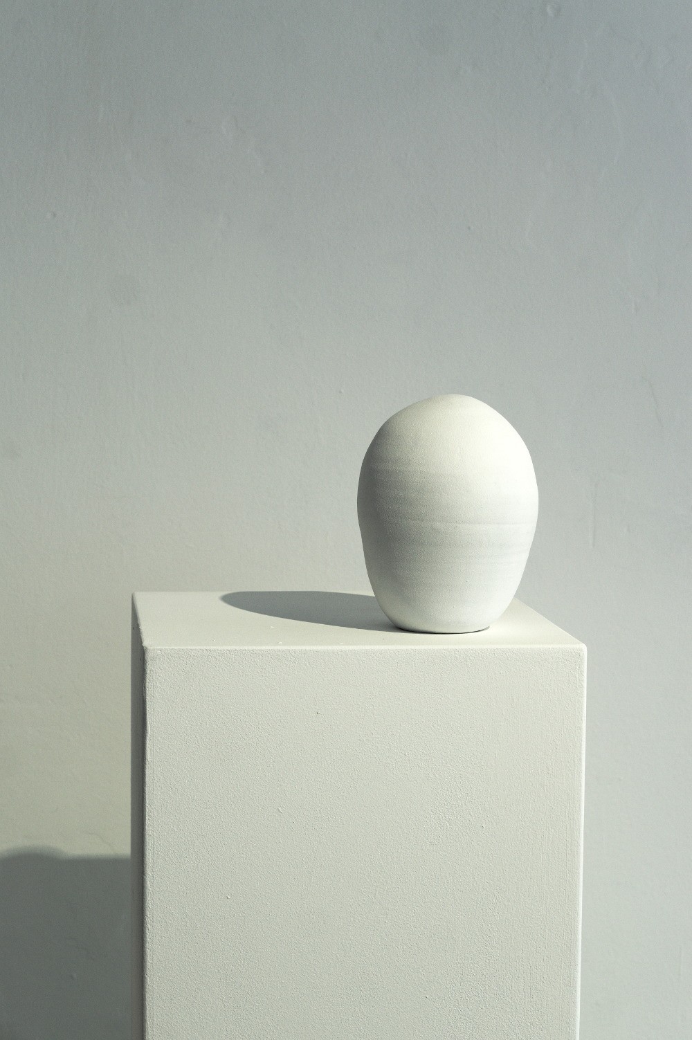 »Eule« / Keramik, Acryl, Sockel / 143,0 x 40,0 x 40,0 cm, 2016