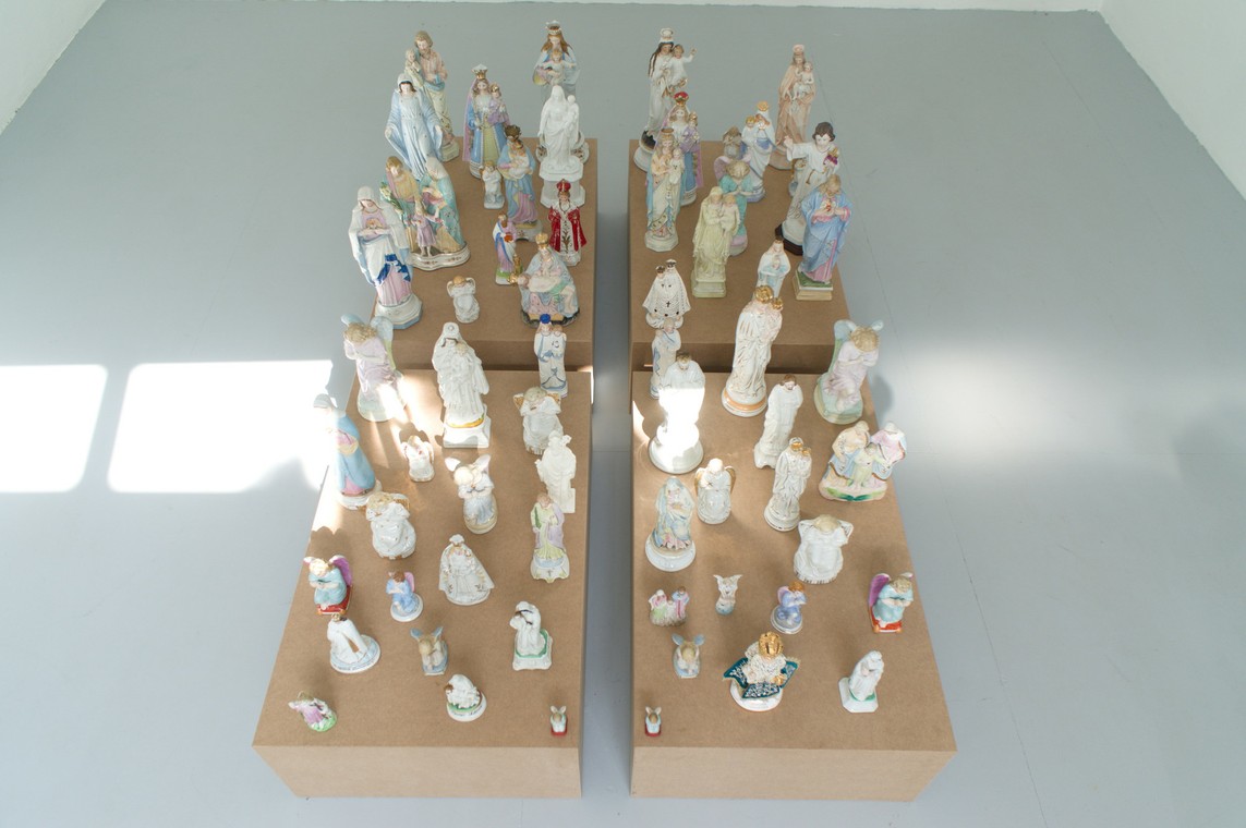 »Porzellan« 4 Sockel, Porzellanfiguren, 64 x 109 x 170 cm, 2017