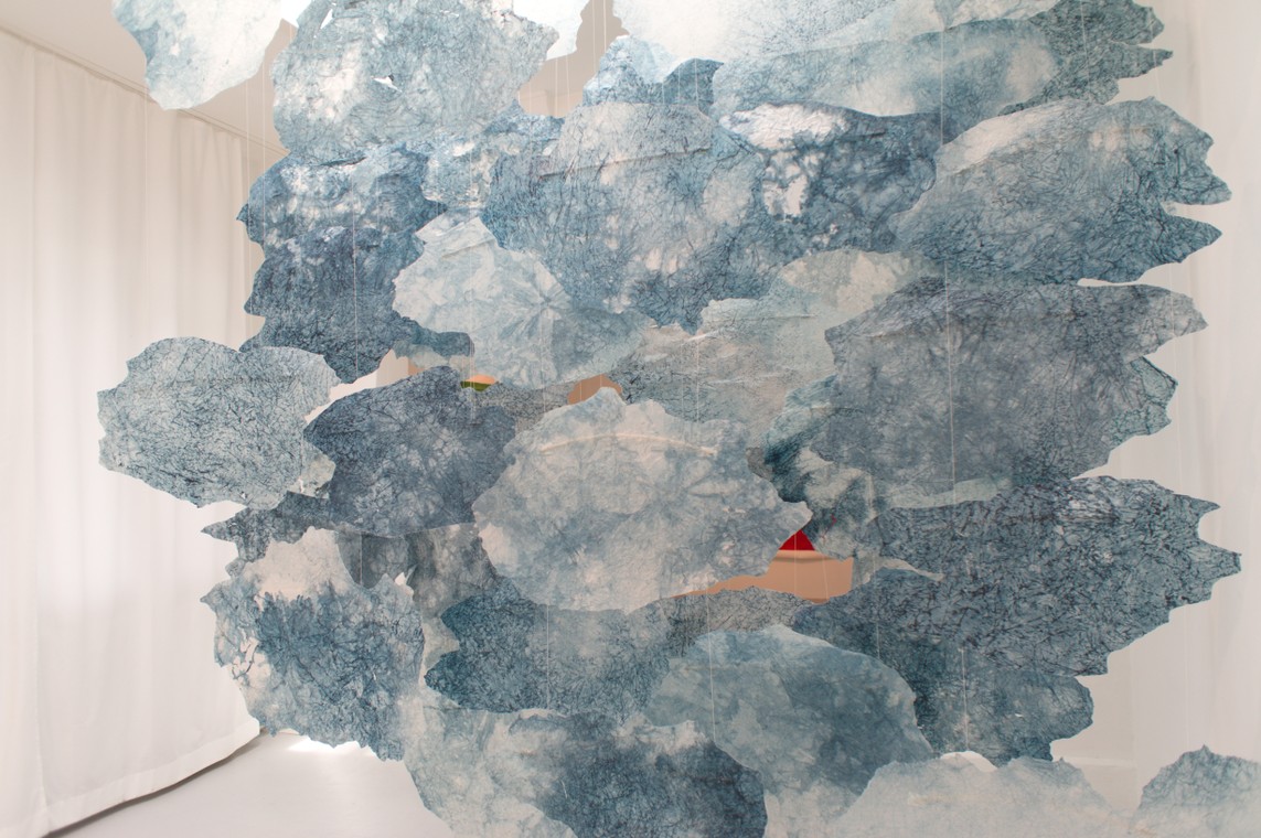 »Cumuli« Transparentpapier, Tusche, Mixed Media, 2017, 310 x 250 x 100 cm