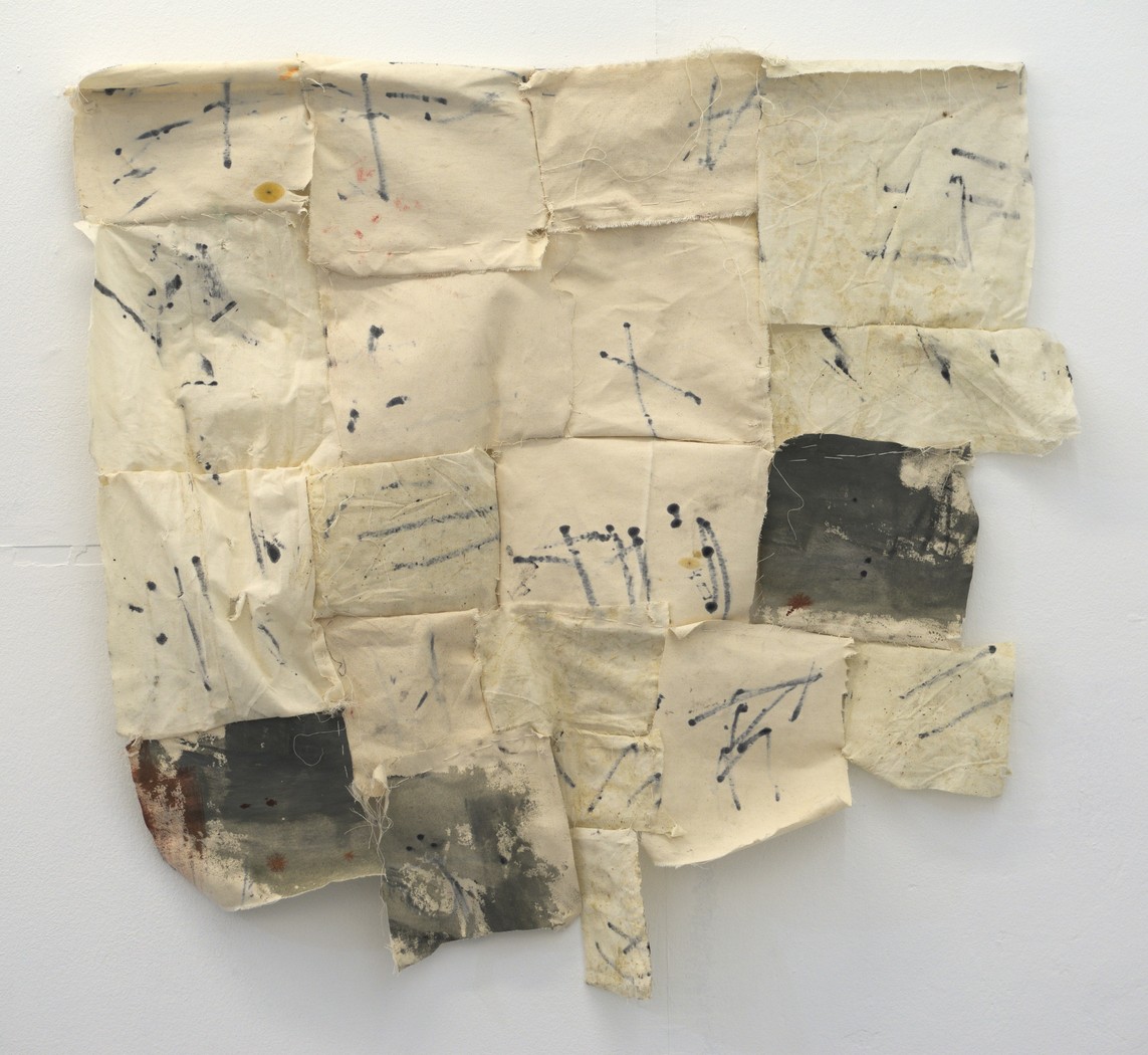 »Memory's seamstress« 2017, recycelte Leinwand, Tinte, Faden, 90 x 97 x 8 cm