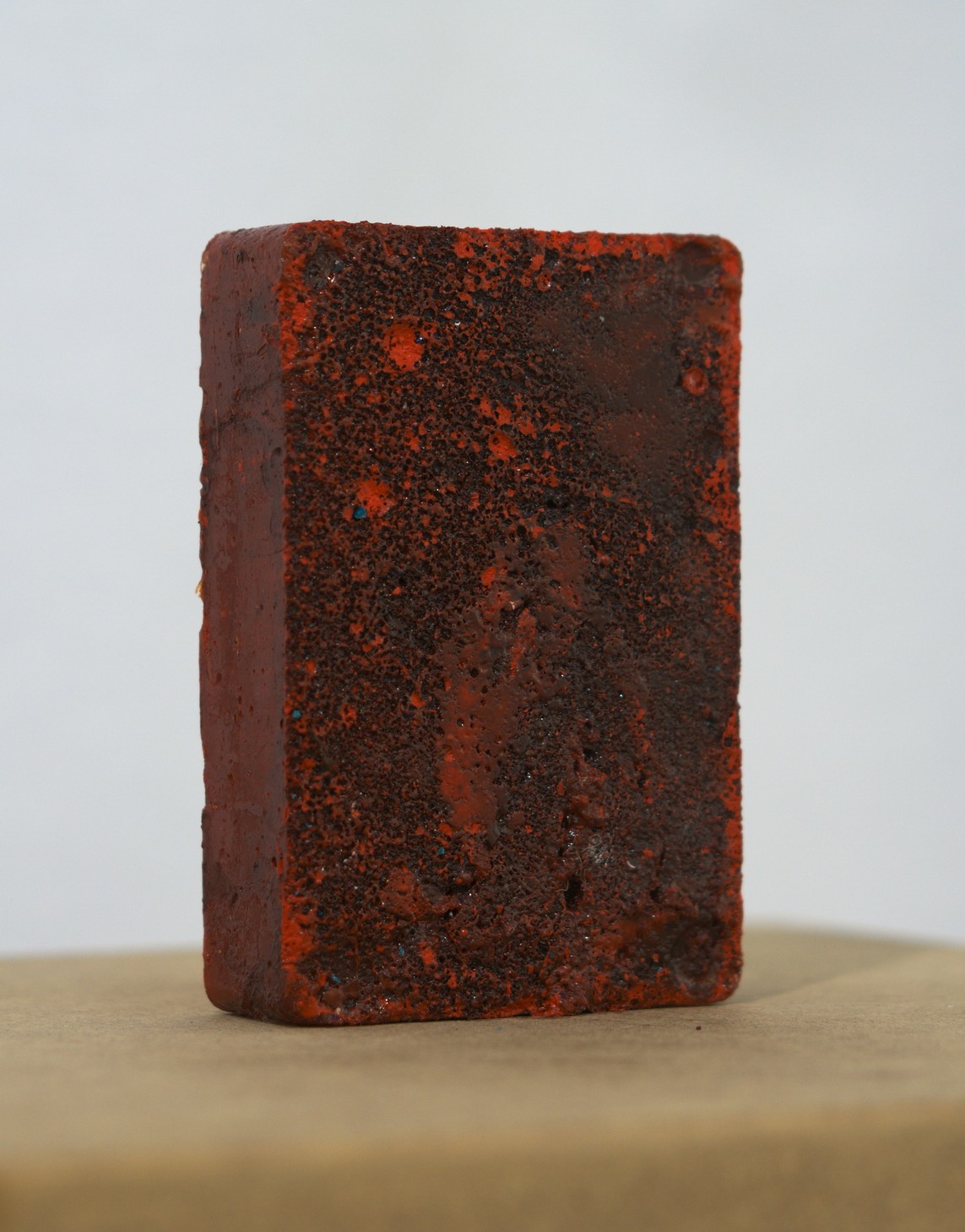 »Pigment remains« 2017, Pigment, Harz, 13,8 x 9 x 2,8 cm