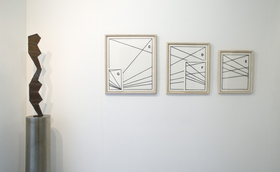 Akt, 2000, Stahl, 95 x 14,5 x 1 cm / Drei Zeichnungen, 2002, Kohle auf Papier, 72 x 62 cm, 62 x 52 cm, 52 x 42 cm