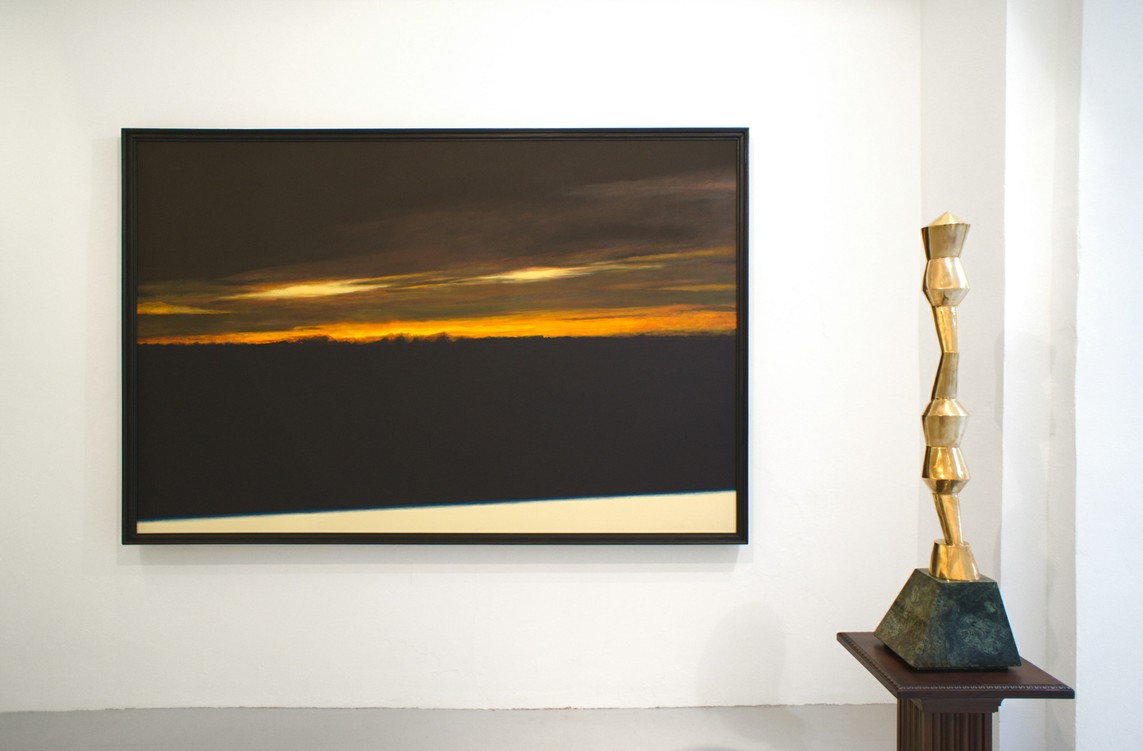 Jeszcze wschód słońca (Noch Sonnenaufgang), 1991, Acryl auf Leinwand, 160 x 240 cm / Akt, 2013, Bronze, 100 x 13 x 14 cm