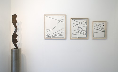 Akt, 2000, Stahl, 95 x 14,5 x 1 cm / Drei Zeichnungen, 2002, Kohle auf Papier, 72 x 62 cm, 62 x 52 cm, 52 x 42 cm